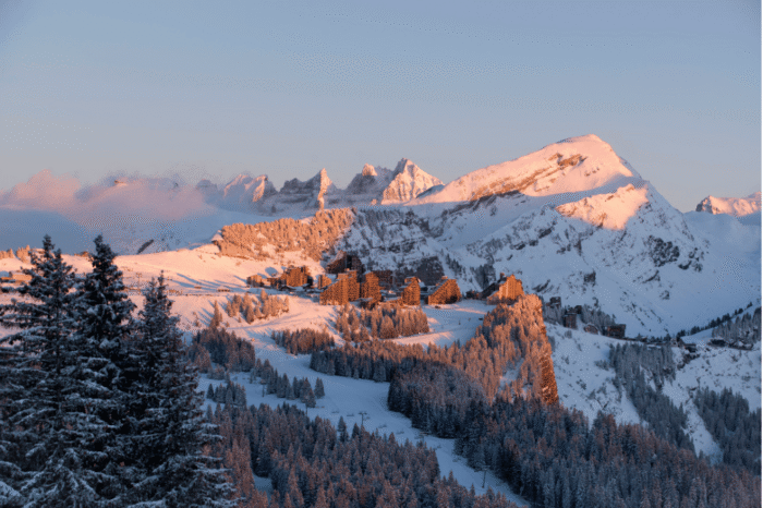 Pohled na Avoriaz při západu slunce Pohled na Avoriaz při západu slunce