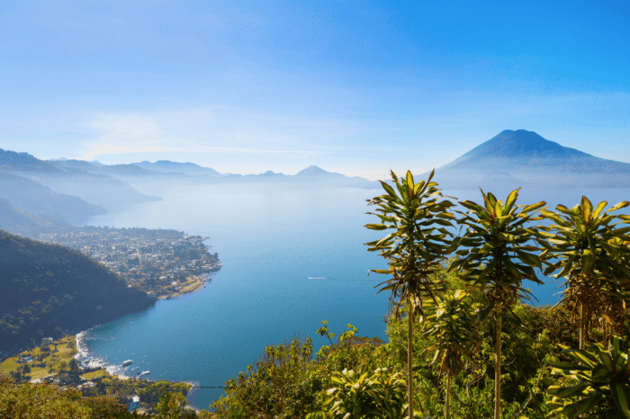 Bájné jezero Atitlán v Guatemale jezero Atitlán v Guatemale