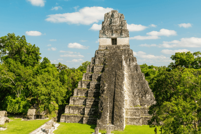 Tikal - chrám Velkého Jaguára Tikal - chrám Velkého Jaguára